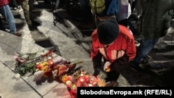 Više hiljada građana odalo je počast žrtvama na trgovima gradova u Skoplju, 18. marta uveče