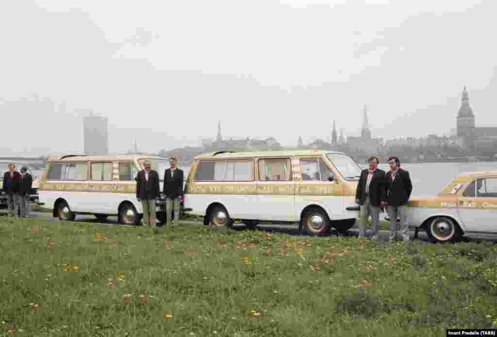 Олимпийские микроавтобусы в Риге, Латвия. Игры 1980 года проводились в нескольких  городах. Помимо Москвы – в Киеве, Минске и Таллине.