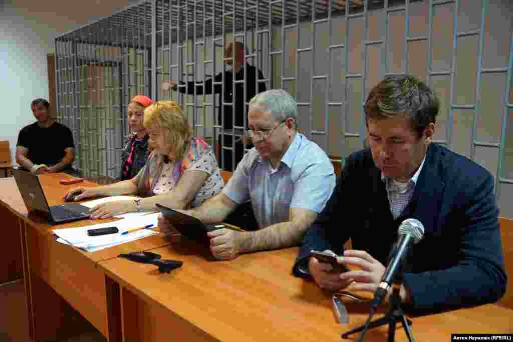 Защищали украинцев адвокаты Марина Дубровина, Докка Ицлаев и, по просьбе Надежды Савченко, – Илья Новиков.