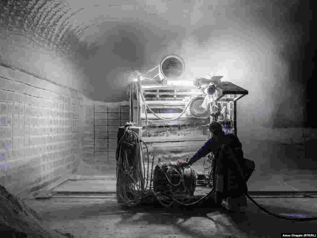 Rezanje blokova soli. Oprečni su stavovi stručnjaka o tome&nbsp;je li udisanje slane prašine doista čudesni lijek za respiratorne bolesti. A nakon što je jedan poljski liječnik primijetio da rudari rudnika soli često ne pate od plućnih bolesti, koje su uobičajene za rudare rudnika ugljena, rođena je industrija haloterapije.