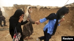 په اسلام اباد کې د کچه ابادۍ چې ډېری یې د افغانستان وګړي ول، پولی یوه مېرمن په زوره بیايي.
۲۰۱۵م کال ۳۰م جولايي 