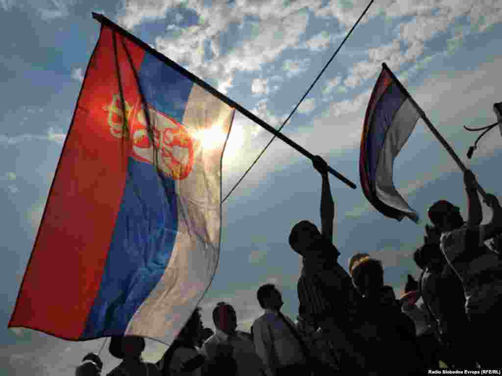 Nekoliko stotina građana Istočnog Sarajeva protestnom šetnjom izrazilo je nezadovoljstvo hapšenjem Ratka Mladića, jednog od najtraženijih haških optuženika. 27. maj 2011.