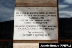 Ploča ispred ulaza u sarajevsku Vijećnicu (12. april)