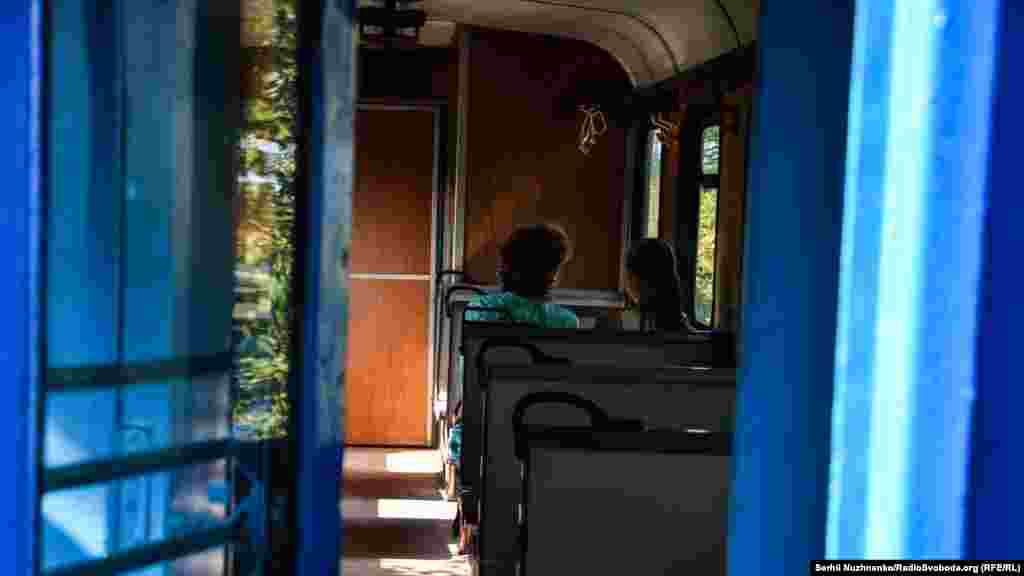 Перші ранкові пасажири вузькоколійки. Зараз регулярні пасажирські перевезення здійснюються між станціями «Хмільник» – «Виноградово» декілька разів на тиждень