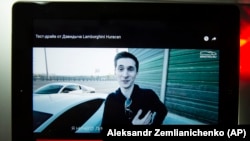 Snimak na Jutjubu koji prikazuje Evgenija Nikulina nakon automobilske trke u Moskvi, 2015.