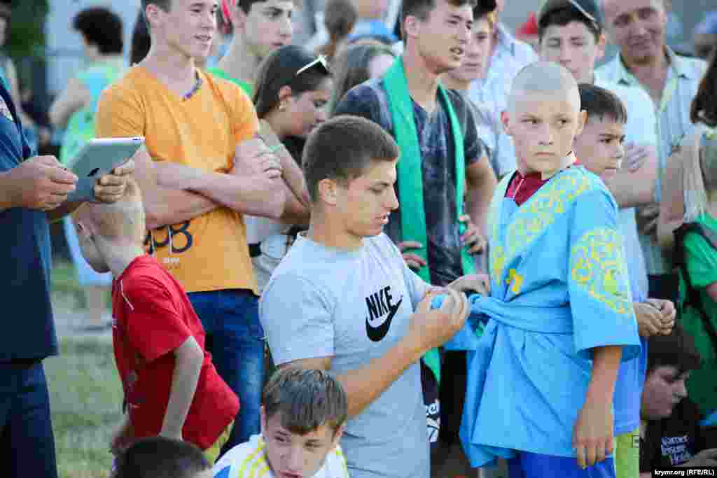  Для детей были организованы спортивные состязания. Был определен победитель в борьбе куреш