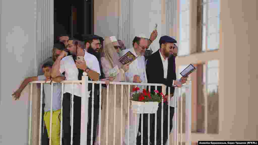 Во время празднования Рош ха-Шана, которое в 2025 году пришлось на 22-24 сентября, паломники селятся в апартаментах рядом с могилой рабби Нахмана, чтобы во время молитвы находиться как можно ближе к нему