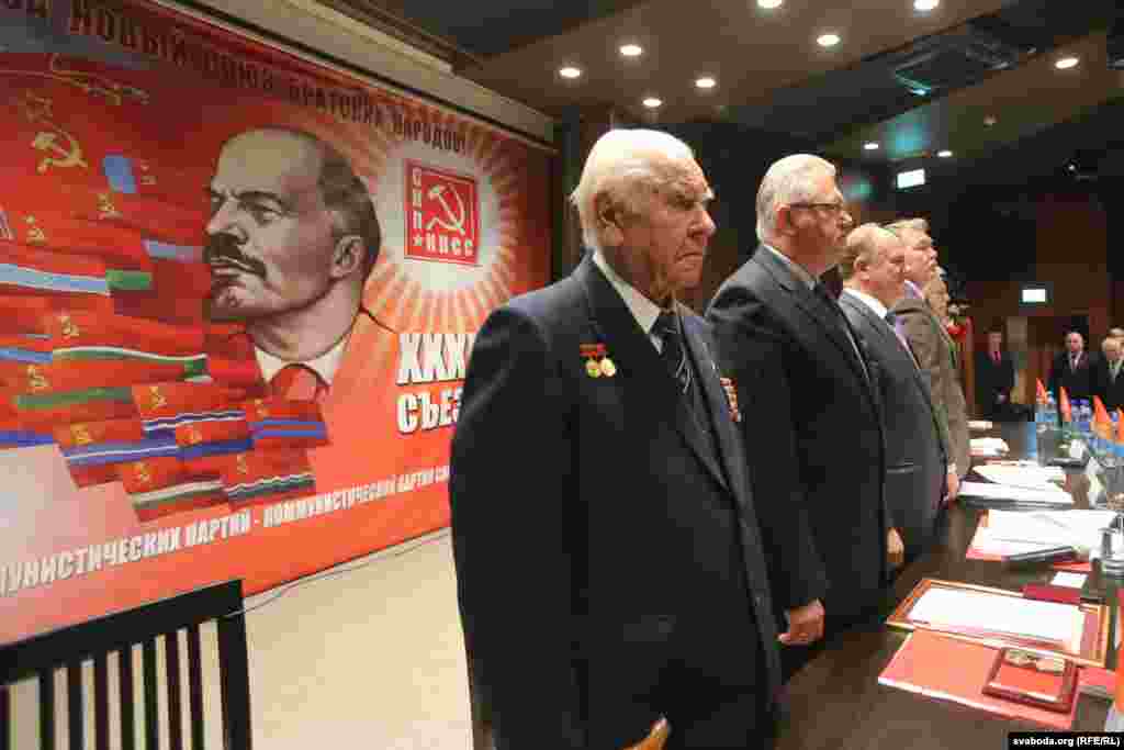 В президиуме съезда бывший первый секретарь ЦК КП Белоруссии, Герой социалистического труда Николай Слюньков, за ним Игорь Карпенко, Геннадий Зюганов и другие