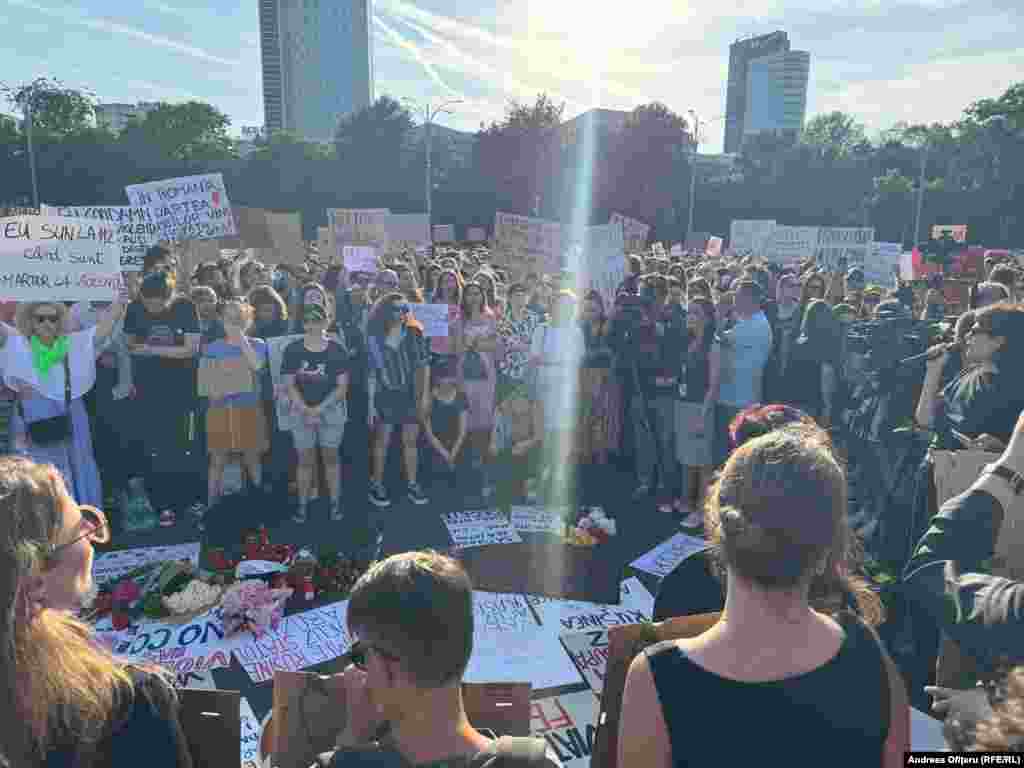 Oko 4.000 ljudi okupilo se ispred sjedišta rumunske vlade u Bukureštu 3. juna, nekoliko dana nakon ubistva koje je šokiralo zemlju.