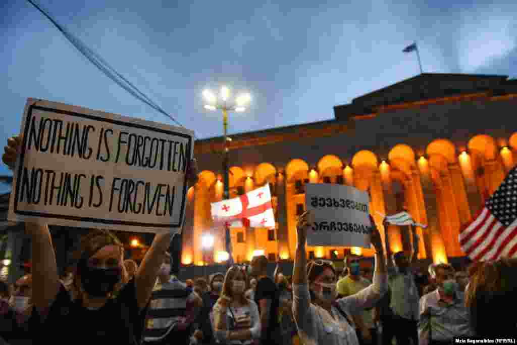 პლაკატები წარწერით: &quot;არაფერია დავიწყებული, არაფერია მიტევებული&quot; და &quot;შევხვდებით არჩევნებზე&quot;.