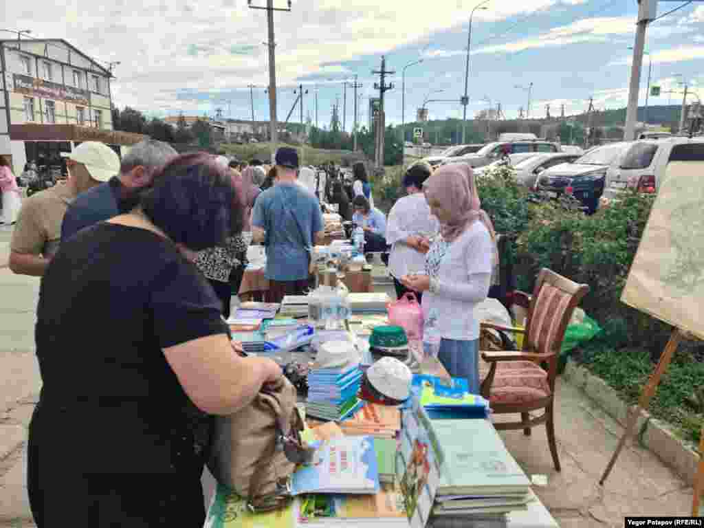 Желающие имели возможность приобрести понравившуюся продукцию