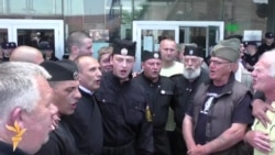 Kokarde i petokrake ispred zgrade Višeg suda Kokarde i petokrake ispred zgrade Višeg suda