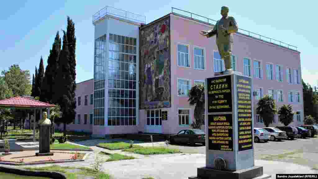 Spomenik Staljinu u dvorištu privatne zgrade u Zestafoniju, u zapadnoj Gruziji, u septembru 2020. Citat na postolju uključuju neskladnu frazu: "Ako je Evropa danas slobodna, to je zbog Staljina."