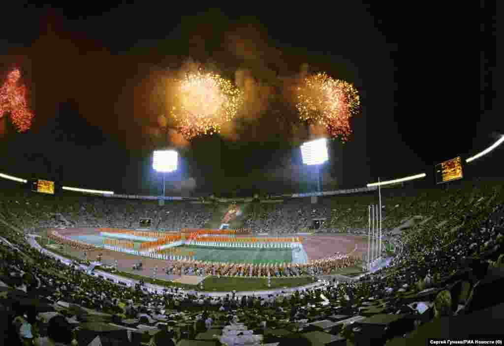 Фейерверк над московским стадионом во время церемонии закрытия летних Олимпийских игр, 3 августа 1980 года.