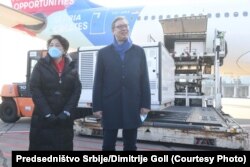 Predsednik Srbije Aleksandar Vučić i ambasadorka Kine Čen Bo na beogradskom aerodromu, 16. januar