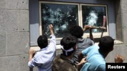 Demonstranti u Sani razbijaju stakla na ambasadi SAD