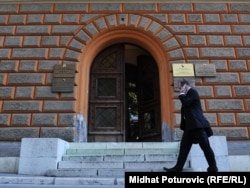 Sudovi nisu negirali činjenicu postojanja dvije škole u jednoj školskoj zgradi, ali su to tumačili isključivo kao administrativno pitanje, a ne pitanje razdvajanja djece po etničkom principu u obrazovnom procesu, navedeno je u obrazloženju presude Ustavnog suda BiH (na fotografiji ulaz u Ustavni sud BiH)