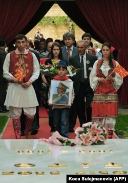 'Što se tiče Makedonaca oni su oslobođenje nakon Balkanskih i Prvog svetskog rata doživljavali samo kao zamenu ropstva - srpskim umesto turskog.' (Makedonci pored Titovog groba, 2005.)