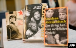 Книги білоруської письменниці Світлани Алексієвич на виставці в Шведській королівській академії наук в Стокгольмі, де вона була оголошена переможцем Нобелівської премії в галузі літератури. 8 жовтня 2015 року