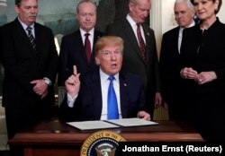 Administracija je u "dva kolosjeka", navodi autor članka u New York Timesu