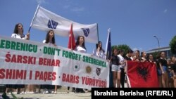 Okupljeni građani Prizrena odaju počast žrtvama genocida u Srebrenici