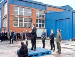 Zajedno sa predsednikom Srbije, koji je i lider SNS, Krušik su posetili visoki funkcioneri iz redova te vladajuće partije Siniša Mali i Bratislav Gašić, kao i koalicioni partner iz Pokreta socijalista Aleksandar Vulin, ministar odbrane