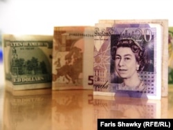 Novčanice dolara, evra i funti - ilustracija