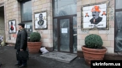 «Революційні» портрети класиків української літератури на вулиці Грушевського під час Революції гідності. Роботи стріт-арт-художника #Sociopath. Київ, 11 лютого 2014 року