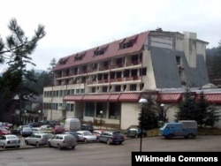 “Banja 'Vilina Vlas', inače rehabilitacioni centar, pretvoren je u ženski logor u koji su dovođene žene i djevojčice koje su sistematski maltretirane“, stoji u presudi Željku Leleku