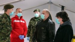 Ombudsman Zoran Pašalić (drugi s desna) u poseti kampu u Subotici, 22. mart