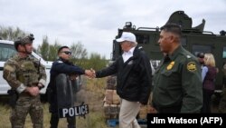 Donald Trump sa graničnom policijom nakon posjete stanici u Teksasu