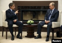 Ніколя Саркозі (ліворуч) під час зустрічі із Володимиром Путіним. Жовтень 2015 року