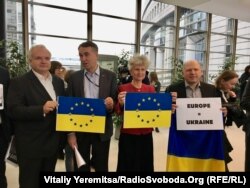 Пятрас Ауштрявічус під час флешмобу (другий зліва)