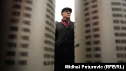 Teodor Meron kraj spomenika stradaloj deci Sarajeva, novembar 2014.