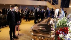 Gradonačelnik Mineapolisa Jacob Frey odaje poštu George Floydu