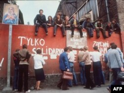 Zid brodogradilišta "Lenjin" gde je oko 17.000 radnika bilo u 18-dnevnom štrajku, 25. avgust 1980.