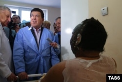 Депутат Держдуми Росії Йосип Кобзон під час відвідин у госпіталі Донецька поранених російських військовослужбовців. 23 лютого 2015 року