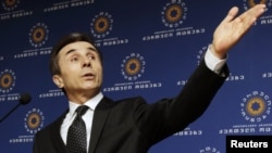 ბიძინა ივანიშვილი პოლიტიკაში მოსვლის შესახებ განცხადების შემდეგ ესაუბრება ჟურნალისტებს. 2012 წლის თებერვალი