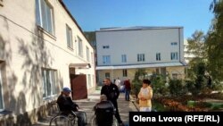 Санітарка Віторія Нвачукву з мешканцями пансонату, 12 жовтня 2018 р.