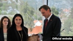 Ranko Krivokapić uručije Marini Abramović nagradu za životno djelo, Cetinje, 2012.