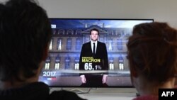 Građani su sa pažnjom pratili rezultate izbora na kojim je bio i visok procenat apstinenata u drugom krugu glasanja.