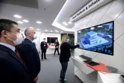 "Huavej je u Srbiju došao da ostane dugo", rekao je novinarima ministar za inovacije i tehnološki razvoj Nenad Popović 19. maja, prilikom posete novom inovaciono-razvojnom centru kineske kompanije u Beogradu