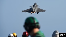 Rafal u poletanju sa francuskog nosača aviona Šarl de Gol na Mediteranu, novembar 2015.