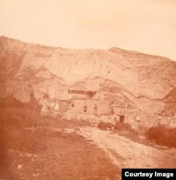 Шамил Имамасул рукъ. Гъуниб. 1872 соналда бахъараб сурат.