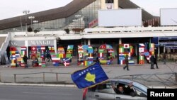 Stoga je Kosovo, uz Istočni Timor, jedan od primera "kompenzacionog", odnosno "korektivnog otcepljenja" (Foto: spomenik nezavisnosti u Prištini)