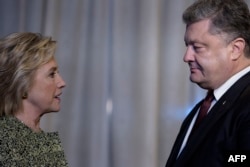 Кандидатка в президенти США від Демократичної партії Гіларі Клінтон та Президент України Петро Порошенко розмовляють перед зустріччю в готелі "Інтерконтиненталь". Нью-Йорк, 19 вересня 2016 року