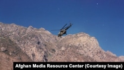 საბჭოთა ვერტმფრენი სოფლის თავზე.