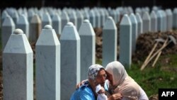 Prizor sa kolektivne dženaze i ukopa, Srebrenica, 11. juli 2014.