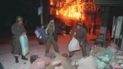 Жители Грозного спасают свой скарб после обстрела города. 23 декабря 1994. Фото: ТАСС