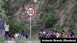 Trenutno je sada oko 4.000 izbjeglica i migranata na neki način zaglavljeno u BiH